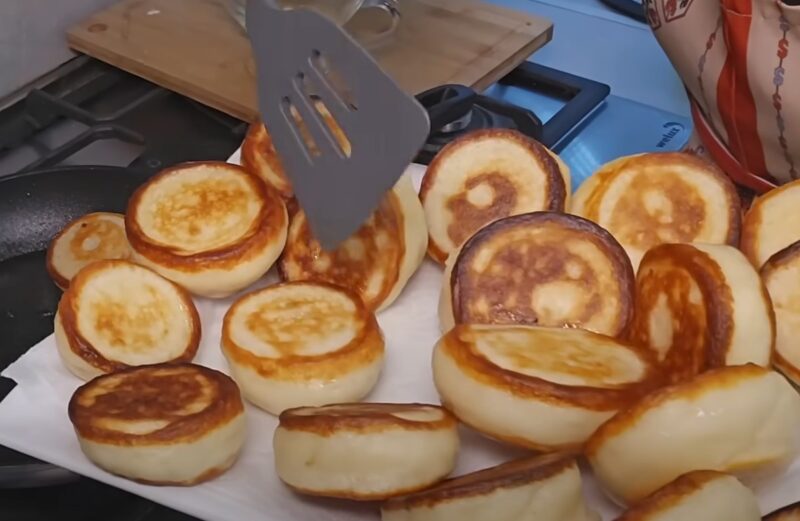 Fluffiga pannkakor, som bullar. Nu kan alla göra läckra pannkakor: ett recept gjort med läsk