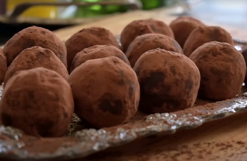 Recept utan socker och grädde: endast 2 ingredienser. Läckra chokladtryffel med äpple