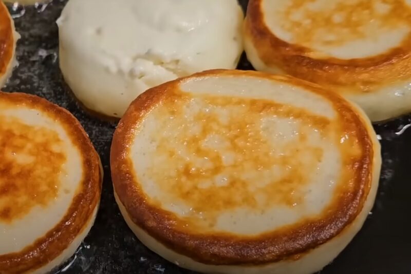 Fluffiga pannkakor, som bullar. Nu kan alla göra läckra pannkakor: ett recept gjort med läsk