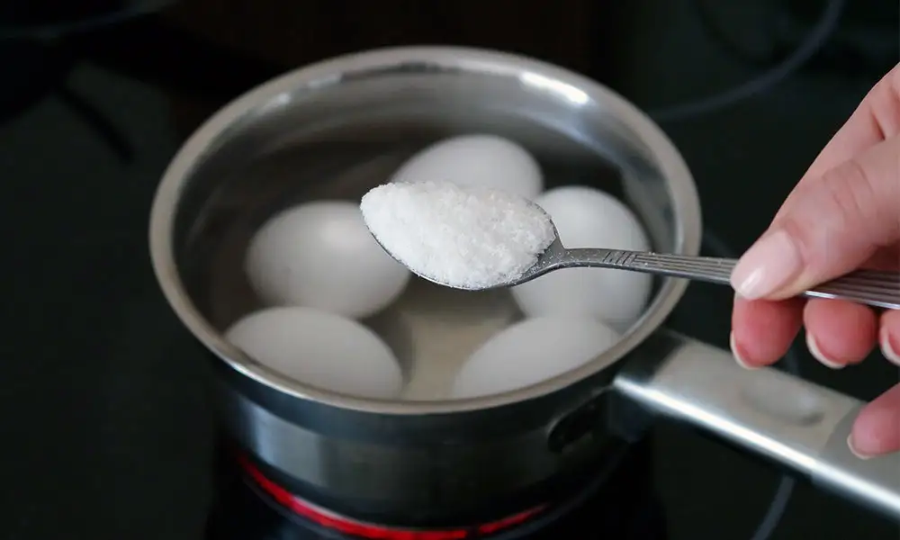 Innan du kokar vatten måste du lägga till salt i behållaren med ägg.