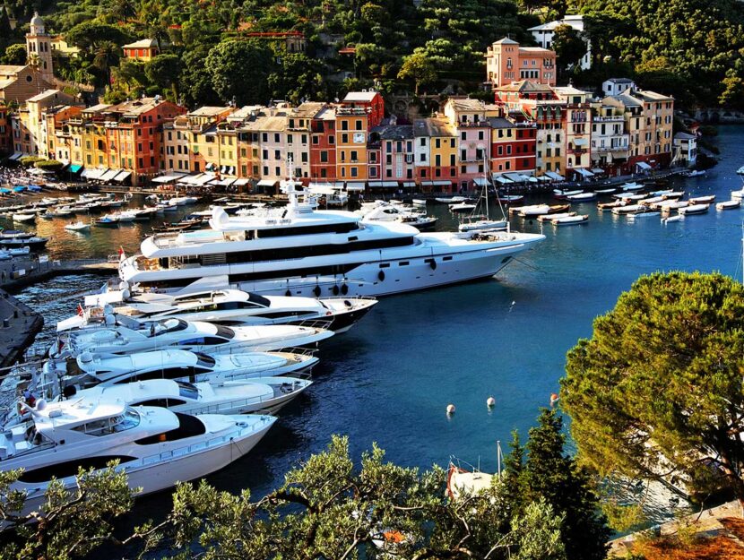 Yachter förtöjda i Portofino