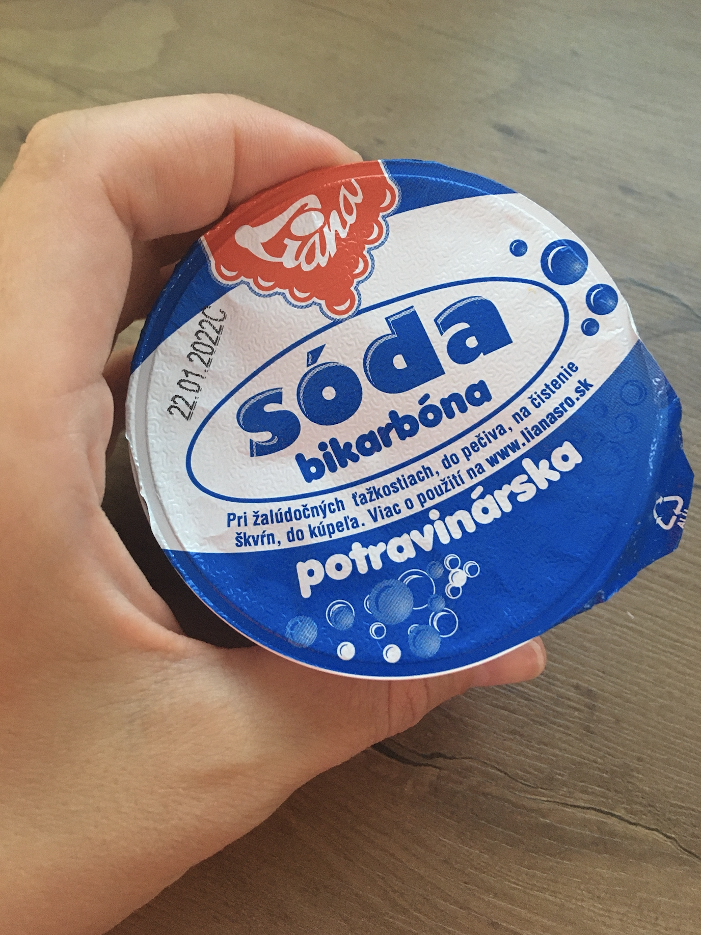 Lägg vanlig Baking Soda på fötterna och låt verka: HÄR är effekten på 15 minuter!