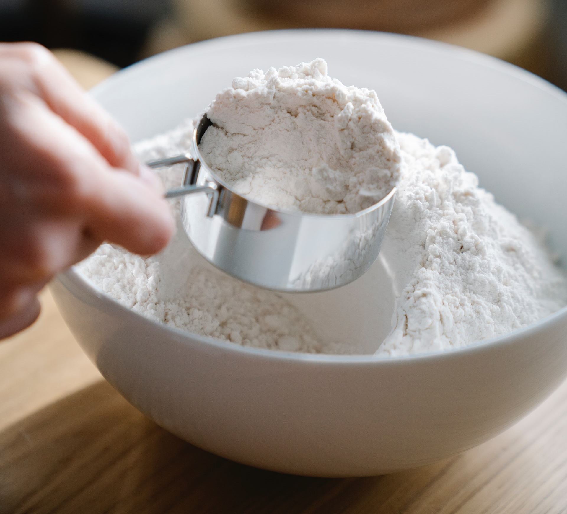 Lägg vanlig Baking Soda på fötterna och låt verka: HÄR är effekten på 15 minuter!