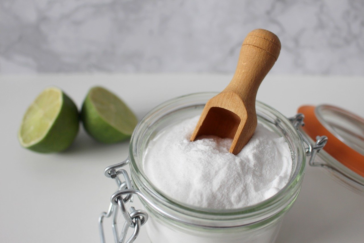 Lägg vanlig Baking Soda på fötterna och låt verka: HÄR är effekten på 15 minuter!